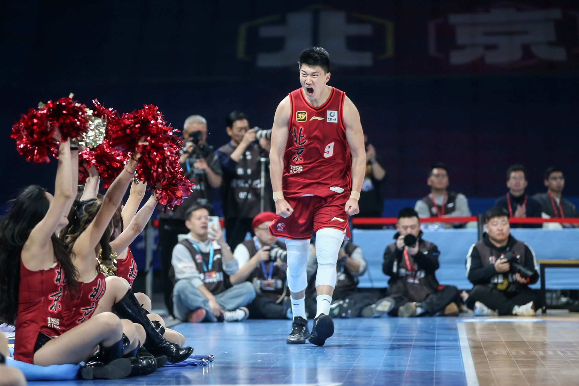 争夺胜利！球员精神抖擞拚尽全力