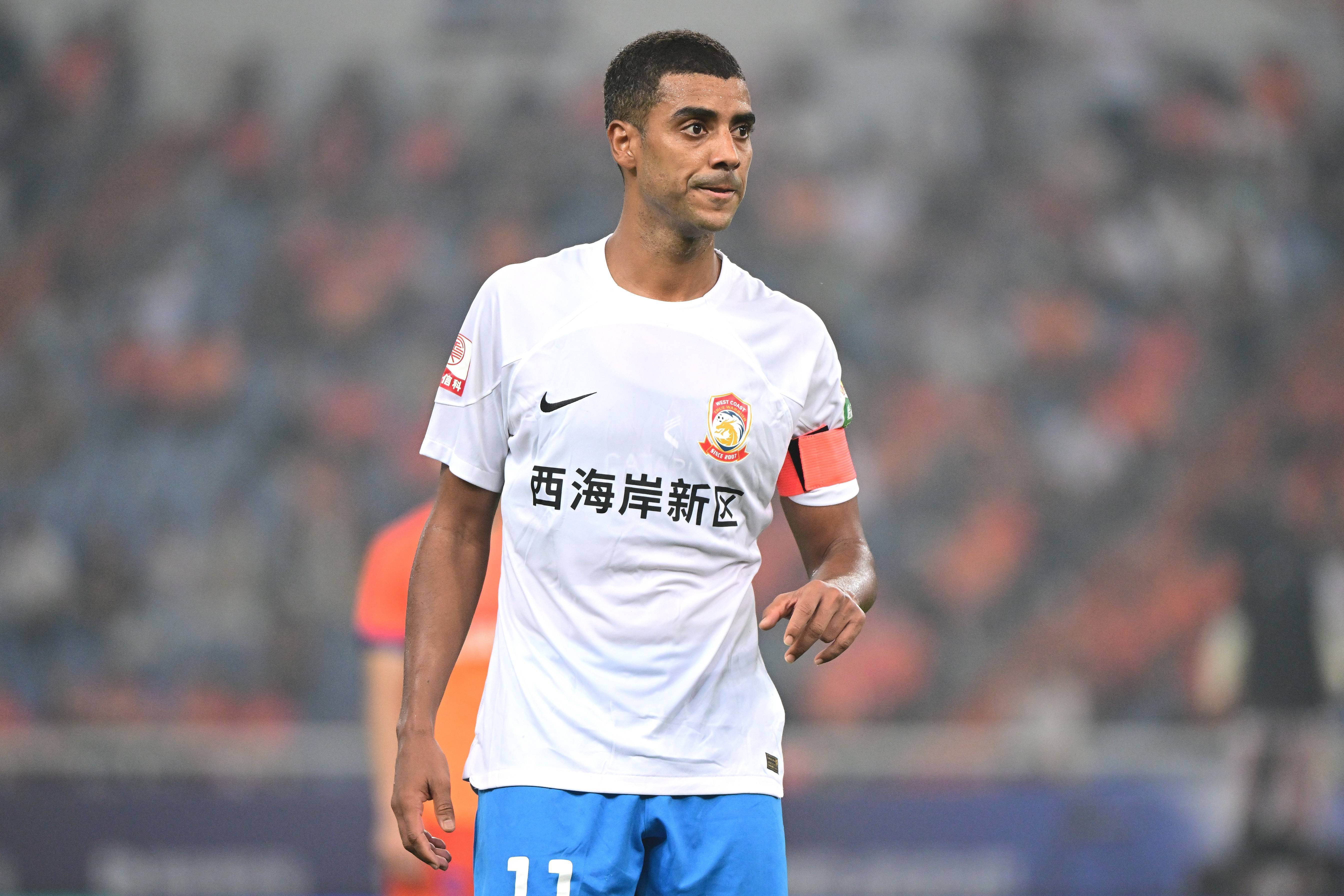 关于里昂球员遭遇伤病潮，战斗力下降的信息