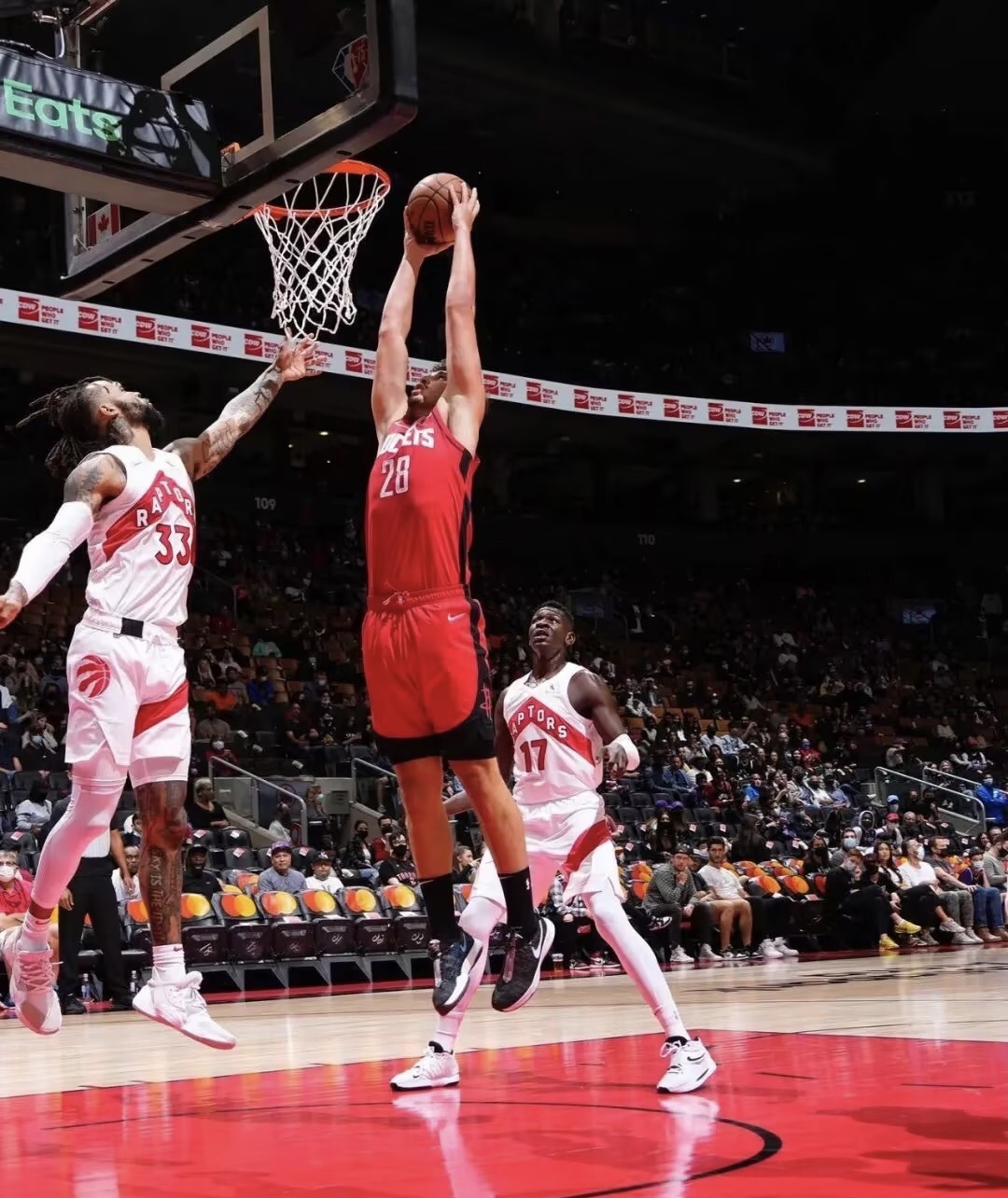 赛场上一位球员传球精准,助攻得分 赛场上一位球员传球精准,助攻得分