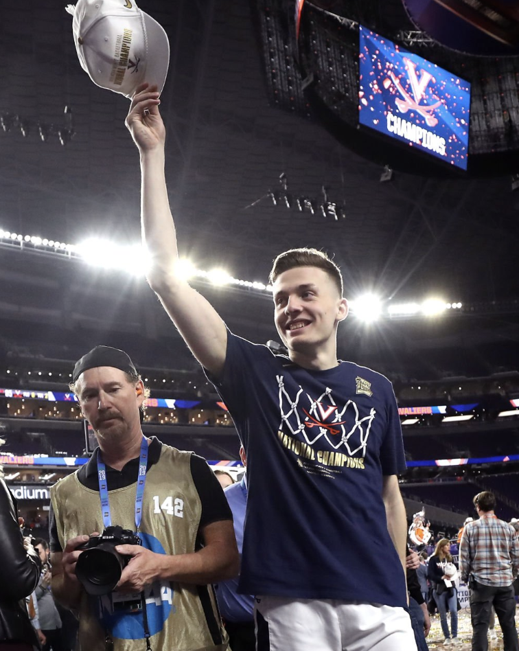 爱游戏亚洲官网-盖伊重大受伤，球队面临外线防守新挑战